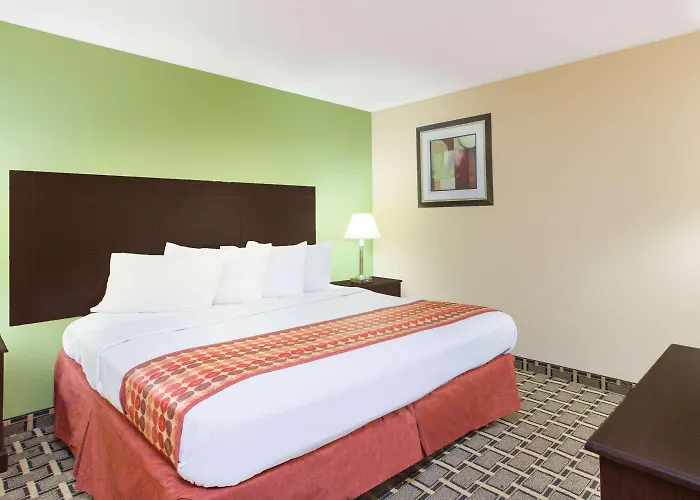 Days Inn & Suites By Wyndham Madison Heights Mi