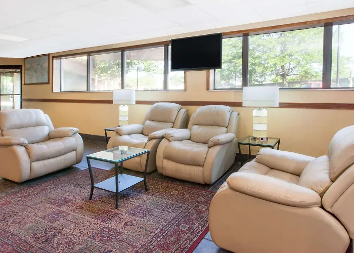 Days Inn & Suites By Wyndham Madison Heights Mi