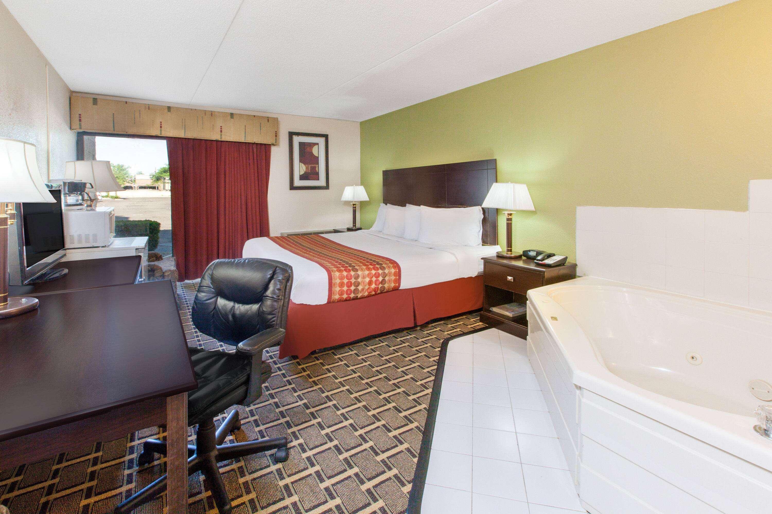 Days & By Wyndham Mi 3* Madison Heights