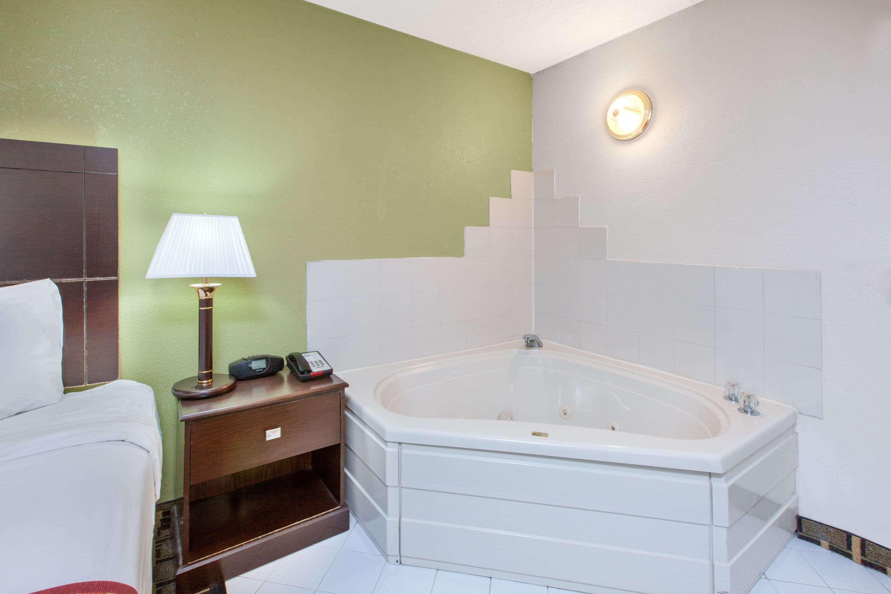 Hotel Days & By Wyndham Mi