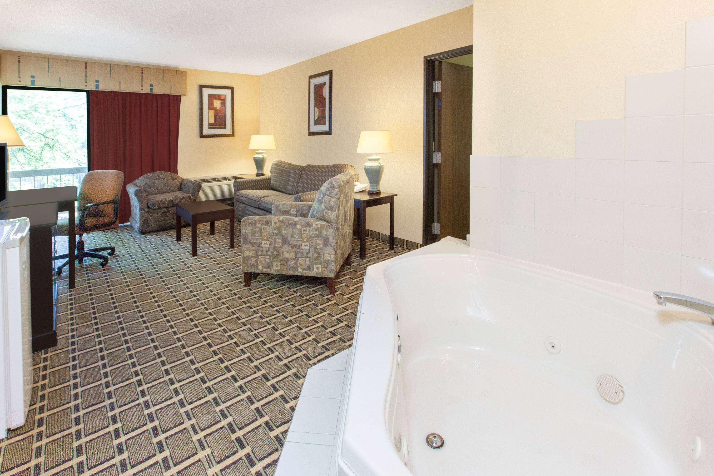 Days & By Wyndham Mi Hotel Madison Heights