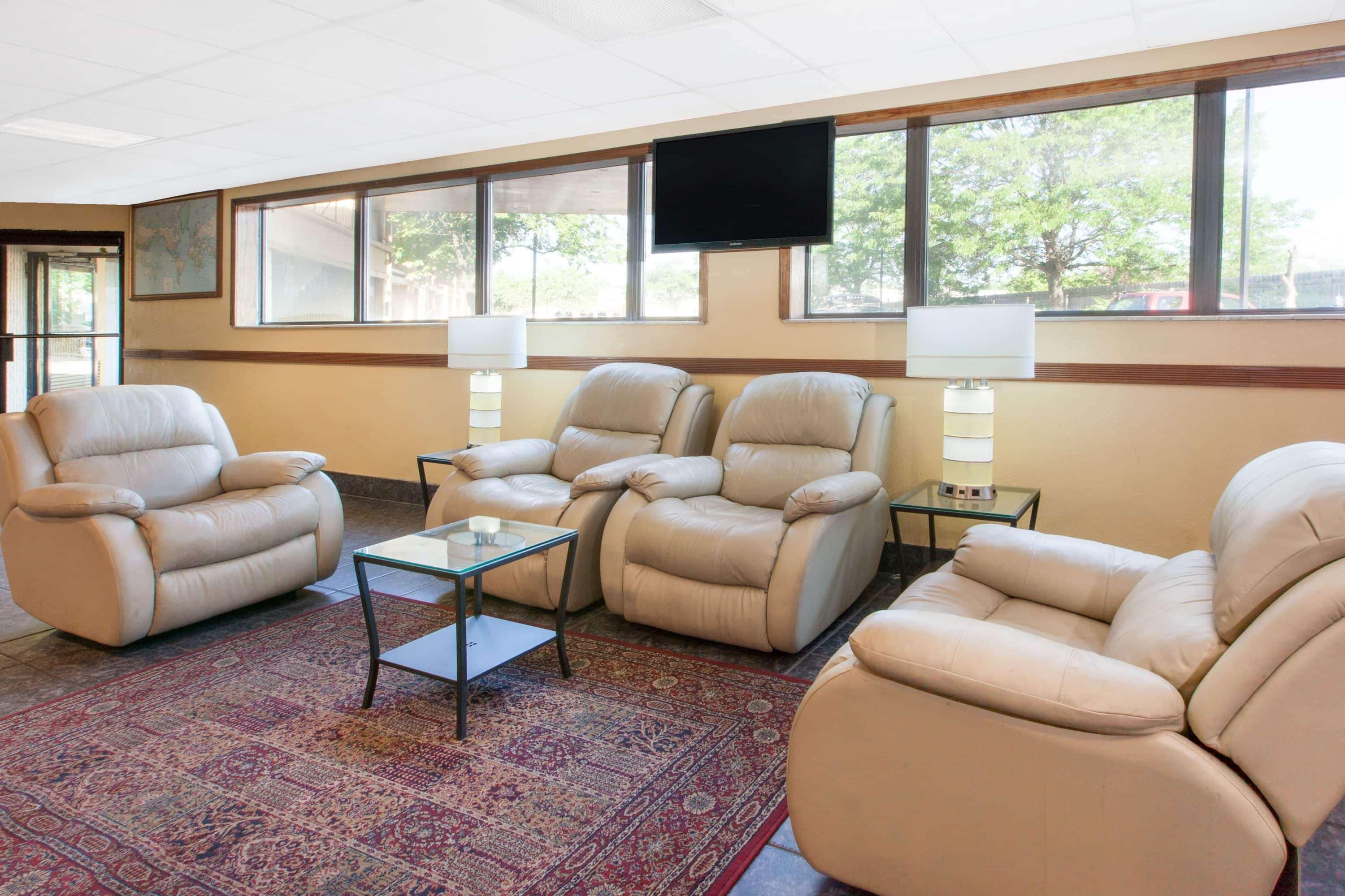 Hotel Days & By Wyndham Mi Madison Heights
